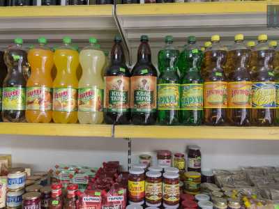 ...ecco un�altra mensola con limonate provenienti dalla Romania e succhi al mirtillo amati dai georgiani. E sotto una serie di barattoli in vetro con verdure e ortaggi sott�olio e sott�aceto
